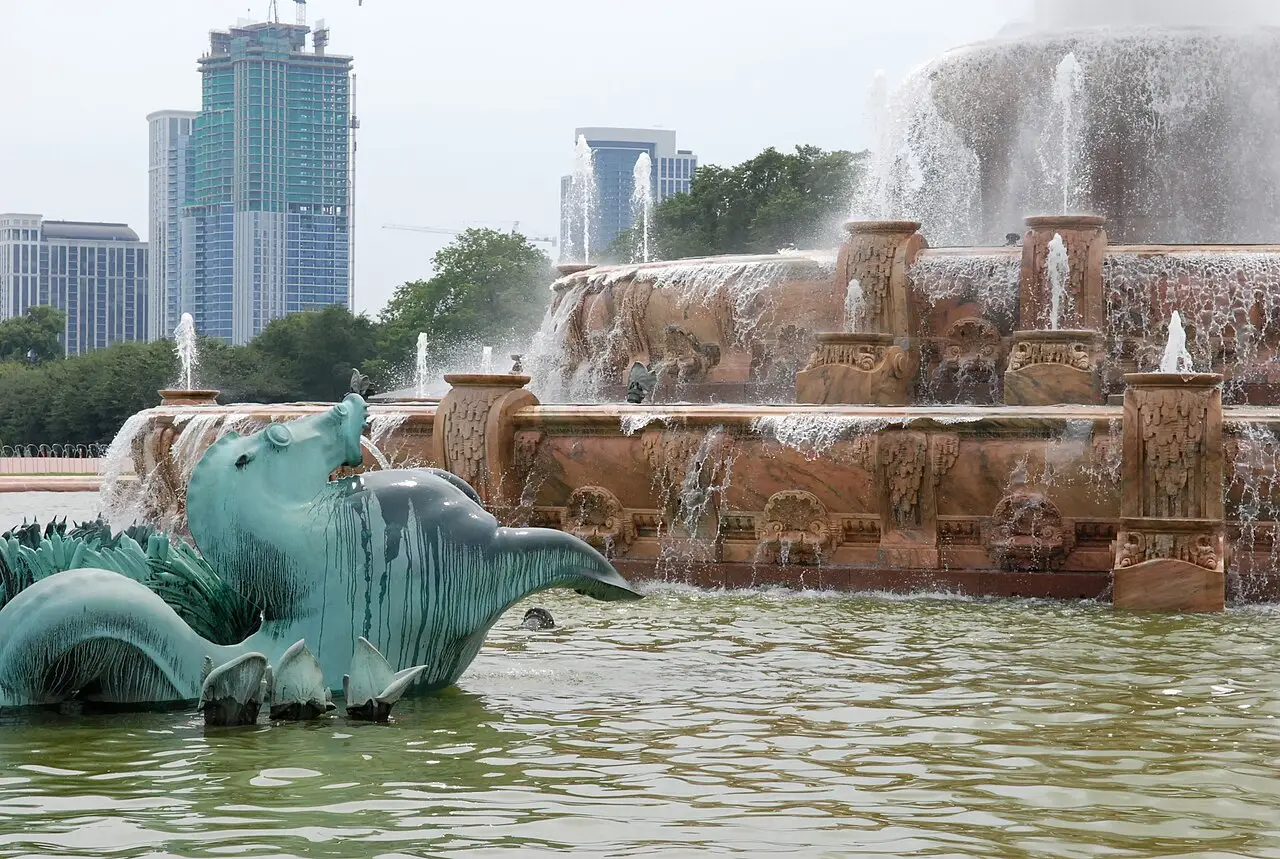 Buckingham Fountain in Grant Park with jets of water and the Chicago skyline behind