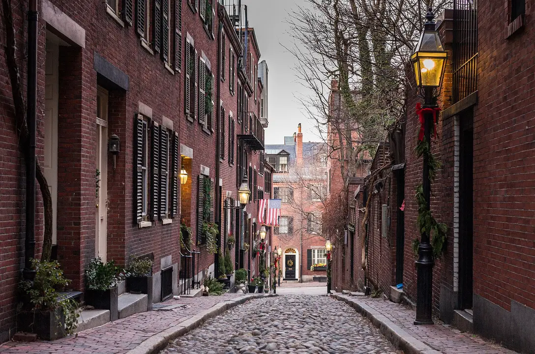 Cobblestoned Acorn Street lined with brick row houses on Beacon Hill in Boston