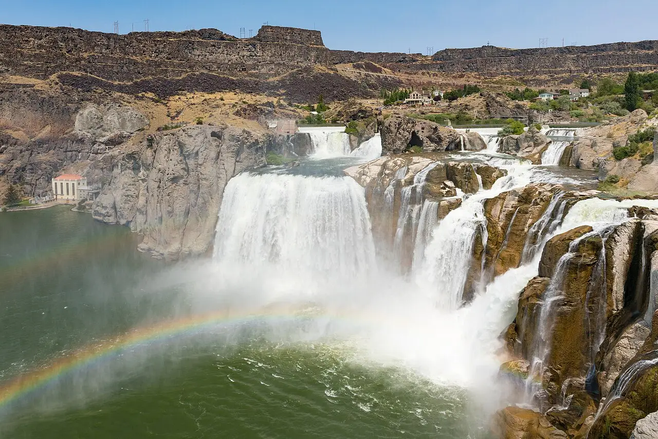 Shoshone Falls on the Snake River plunging over a broad basalt cliff
