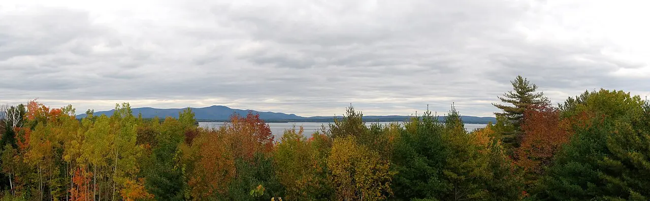 Yellow and orange autumn trees lining Lake Winnipesaukee