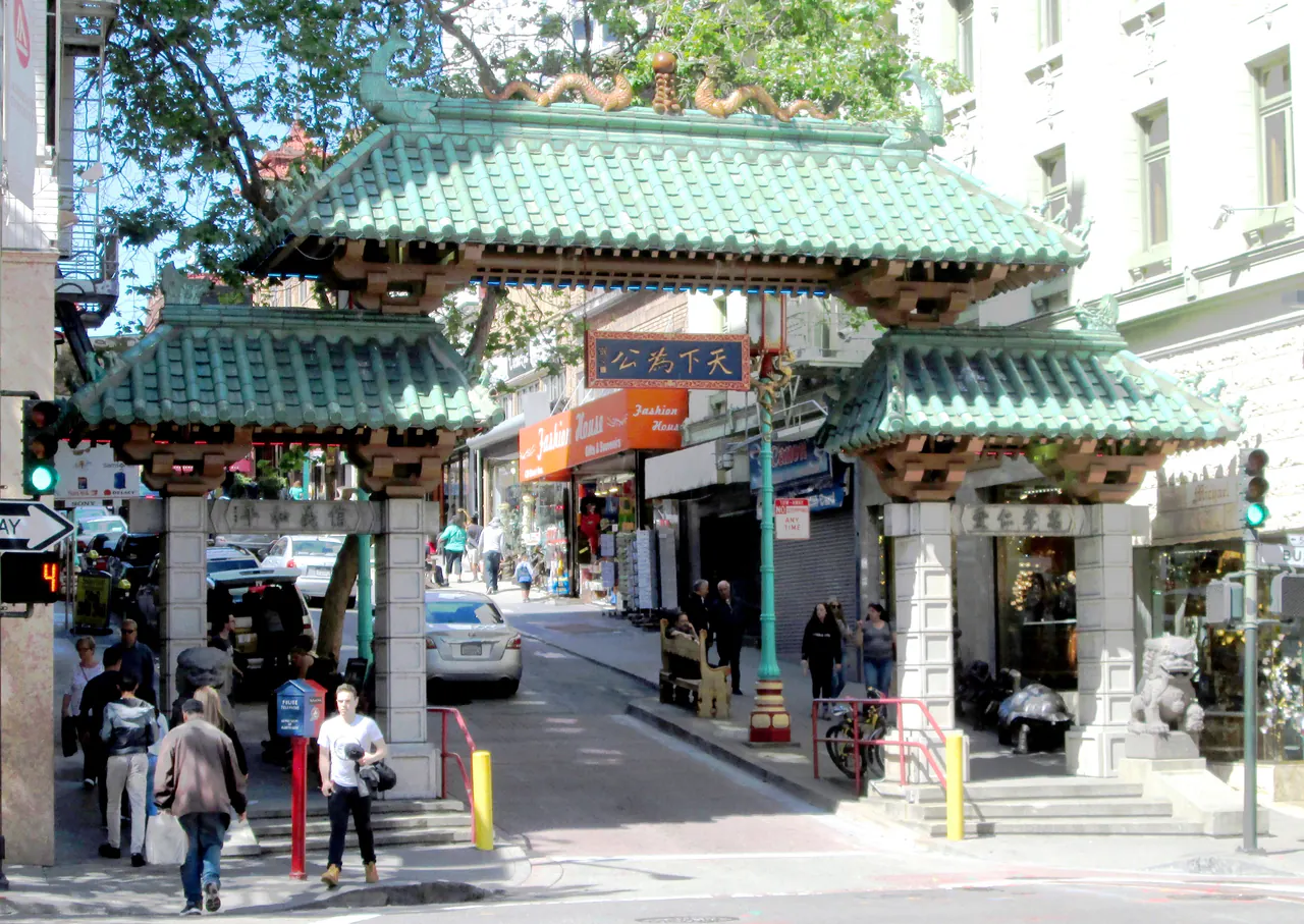 The green-tiled Dragon Gate marking the entrance to San Francisco Chinatown on Grant Avenue