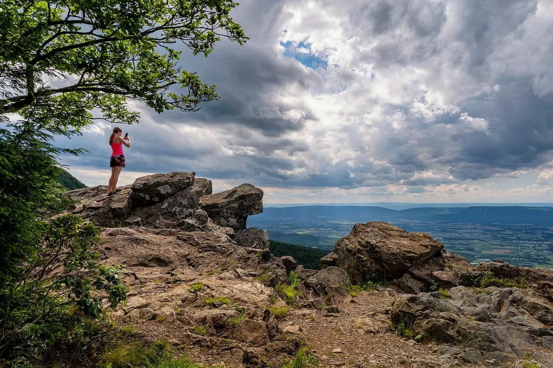 Cliffs at Little Stony Man in Shenandoah National Park with a view over the Shenandoah Valley
