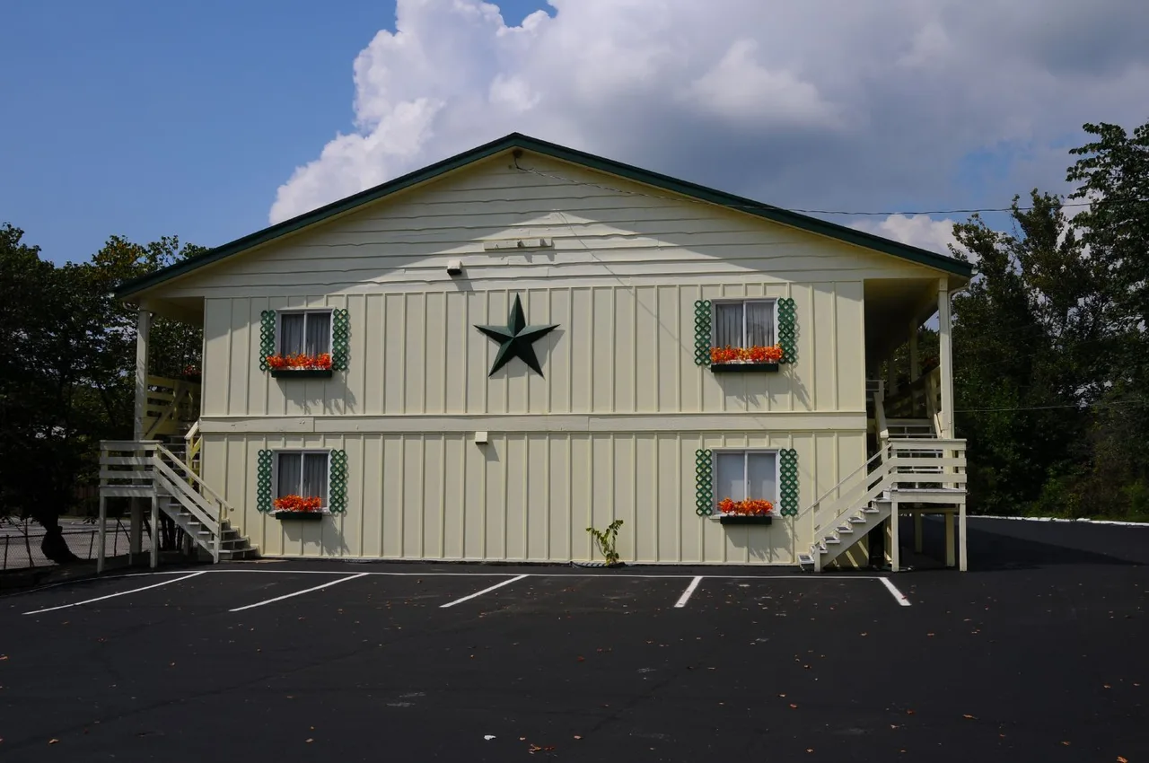 A roadside motel with parking outside the rooms in Nashville, Indiana